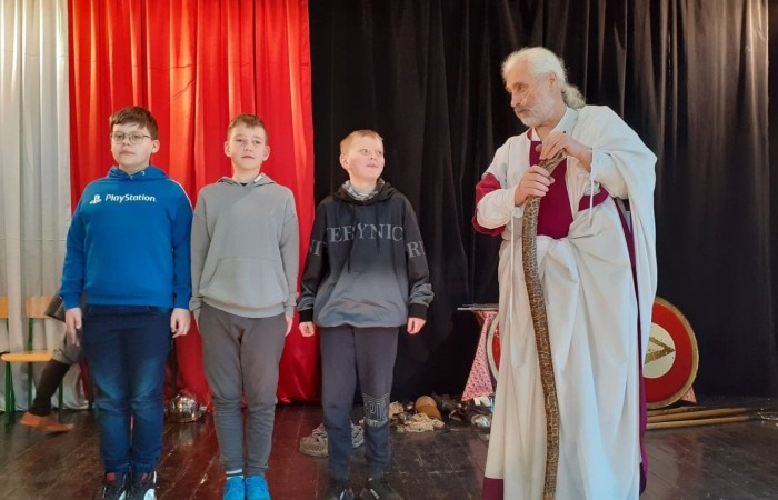 25 marca mury naszej szkoły kolejny już raz odwiedziła grupa rekonstrukcyjna - Chorągiew Komturstwa Gniewskiego.
Oferta skierowana została tym razem do uczniów klas IV-VI.  Organizatorzy  zabrali nas w podróż przez wieki. Poprzez bezpośredni kontakt z bronią i uzbrojeniem ochronnym (replikami sprzętów wykorzystywanych w danej epoce historycznej) oraz strojami starożytnych Greków (kobiet i mężczyzn) młodzież miała szansę poznać szerzej kulturę starożytnej Grecji i Rzymu.
Twórcom wspaniałego widowiska serdecznie dziękujemy.