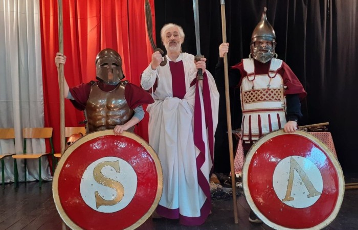 25 marca mury naszej szkoły kolejny już raz odwiedziła grupa rekonstrukcyjna - Chorągiew Komturstwa Gniewskiego.
Oferta skierowana została tym razem do uczniów klas IV-VI.  Organizatorzy  zabrali nas w podróż przez wieki. Poprzez bezpośredni kontakt z bronią i uzbrojeniem ochronnym (replikami sprzętów wykorzystywanych w danej epoce historycznej) oraz strojami starożytnych Greków (kobiet i mężczyzn) młodzież miała szansę poznać szerzej kulturę starożytnej Grecji i Rzymu.
Twórcom wspaniałego widowiska serdecznie dziękujemy.