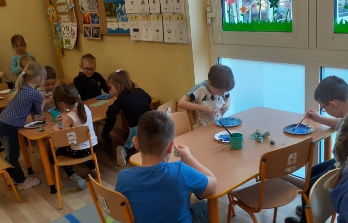 2 kwietnia na całym świecie obchodzony jest Dzień Świadomości Autyzmu. 
Nasze przedszkole  włączyło się w obchody tego dnia. W ten dzień kolorem przewodnim był kolor niebieski. Kolor ten symbolizuje solidarność z osobami cierpiącymi na autyzm. Celem naszych dzisiejszych zajęć było POSZERZANIE ŚWIADOMOŚCI NA TEMAT AUTYZMU I PRZEKAZANIE ISKIERKI PRZYJAŹNI OSOBOM Z AUTYZMEM I ICH RODZINOM.
