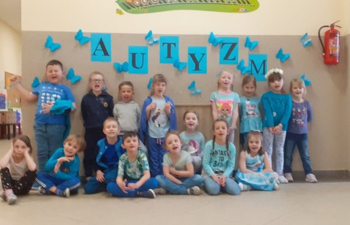 2 kwietnia na całym świecie obchodzony jest Dzień Świadomości Autyzmu. 
Nasze przedszkole  włączyło się w obchody tego dnia. W ten dzień kolorem przewodnim był kolor niebieski. Kolor ten symbolizuje solidarność z osobami cierpiącymi na autyzm. Celem naszych dzisiejszych zajęć było POSZERZANIE ŚWIADOMOŚCI NA TEMAT AUTYZMU I PRZEKAZANIE ISKIERKI PRZYJAŹNI OSOBOM Z AUTYZMEM I ICH RODZINOM.
