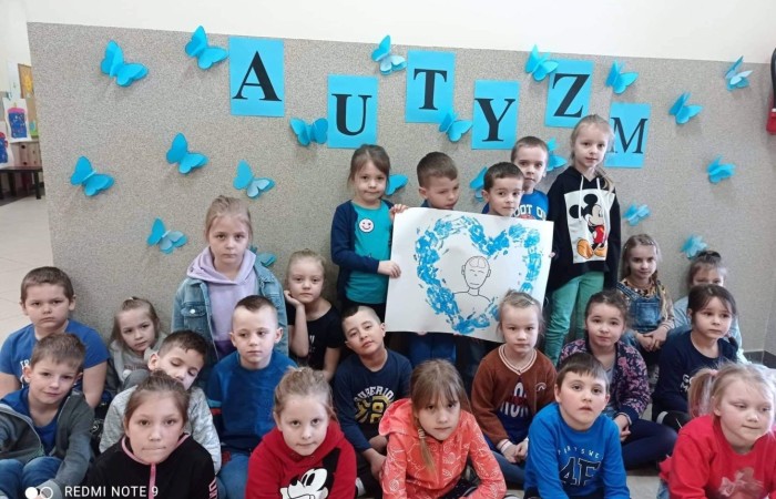 2 kwietnia na całym świecie obchodzony jest Dzień Świadomości Autyzmu. 
Nasze przedszkole  włączyło się w obchody tego dnia. W ten dzień kolorem przewodnim był kolor niebieski. Kolor ten symbolizuje solidarność z osobami cierpiącymi na autyzm. Celem naszych dzisiejszych zajęć było POSZERZANIE ŚWIADOMOŚCI NA TEMAT AUTYZMU I PRZEKAZANIE ISKIERKI PRZYJAŹNI OSOBOM Z AUTYZMEM I ICH RODZINOM.
