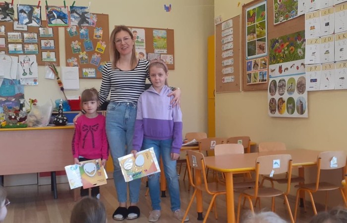 W naszym Przedszkolu jak co roku odbył się Konkurs związany z Wielkanocą.
Dzieci bardzo chętnie zaangażowały się w udział i wykonały twórcze prace, za co zostały nagrodzone…
Dwie dziewczynki z naszego Przedszkola Helenka Kalinowska lat 7 i Zuzanna Nikoniuk lat 6 
Wzięły udział w Konkursie Ogólnopolskim ?. Pod nadzorem pani Eweliny Roman oraz pomocą rodziców stworzyły piękne prace związane z tradycjami i obyczajami świąt ..Bardzo dziękujemy wszystkim dzieciakom i rodzicom za wspólną prace i zaangażowanie ?
