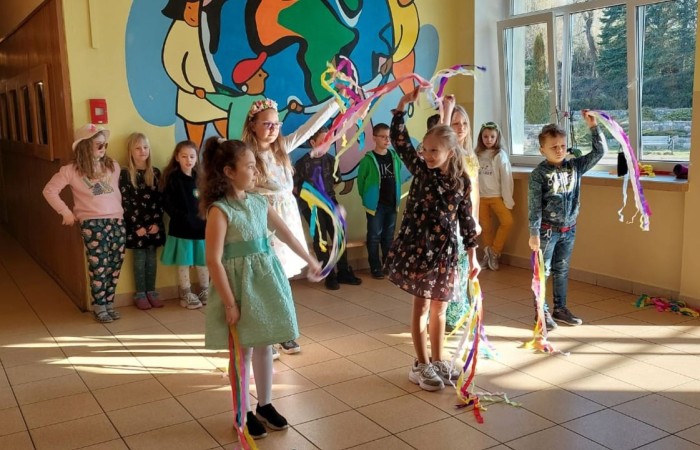 Wiosna to czas, kiedy
wszystko budzi się do życia,
świat z dnia na dzień robi się kolorowy.
21 marca uczniowie klas I - III pożegnali zimę i przywitali wiosnę. Każdy z niecierpliwością czekał na ten dzień. Wszyscy zaangażowali się w przygotowanie wiosennych strojów i Marzanny, zaś klasa 2a uświetniła ten czas krótkim przedstawieniem. Po występie pożegnaliśmy zimę wiosennym marszem. Było głośno, wesoło, ciepło i przyjemnie. Zrobionymi  przez siebie instrumentami uczniowie wystukali rytm i wspólnie odśpiewali piosenkę 
