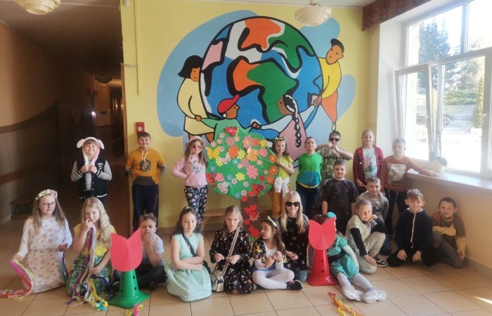 Wiosna to czas, kiedy
wszystko budzi się do życia,
świat z dnia na dzień robi się kolorowy.
21 marca uczniowie klas I - III pożegnali zimę i przywitali wiosnę. Każdy z niecierpliwością czekał na ten dzień. Wszyscy zaangażowali się w przygotowanie wiosennych strojów i Marzanny, zaś klasa 2a uświetniła ten czas krótkim przedstawieniem. Po występie pożegnaliśmy zimę wiosennym marszem. Było głośno, wesoło, ciepło i przyjemnie. Zrobionymi  przez siebie instrumentami uczniowie wystukali rytm i wspólnie odśpiewali piosenkę 