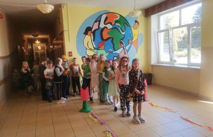 Wiosna to czas, kiedy
wszystko budzi się do życia,
świat z dnia na dzień robi się kolorowy.
21 marca uczniowie klas I - III pożegnali zimę i przywitali wiosnę. Każdy z niecierpliwością czekał na ten dzień. Wszyscy zaangażowali się w przygotowanie wiosennych strojów i Marzanny, zaś klasa 2a uświetniła ten czas krótkim przedstawieniem. Po występie pożegnaliśmy zimę wiosennym marszem. Było głośno, wesoło, ciepło i przyjemnie. Zrobionymi  przez siebie instrumentami uczniowie wystukali rytm i wspólnie odśpiewali piosenkę 