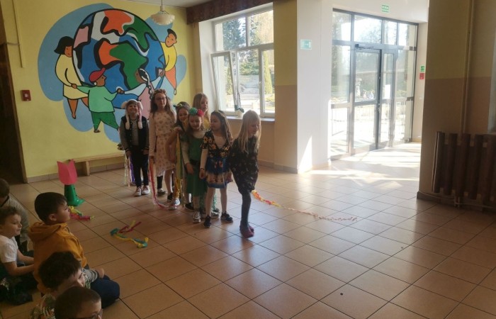 Wiosna to czas, kiedy
wszystko budzi się do życia,
świat z dnia na dzień robi się kolorowy.
21 marca uczniowie klas I - III pożegnali zimę i przywitali wiosnę. Każdy z niecierpliwością czekał na ten dzień. Wszyscy zaangażowali się w przygotowanie wiosennych strojów i Marzanny, zaś klasa 2a uświetniła ten czas krótkim przedstawieniem. Po występie pożegnaliśmy zimę wiosennym marszem. Było głośno, wesoło, ciepło i przyjemnie. Zrobionymi  przez siebie instrumentami uczniowie wystukali rytm i wspólnie odśpiewali piosenkę 