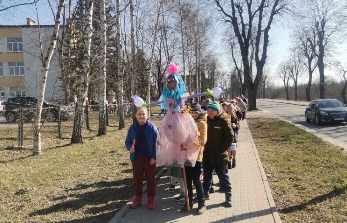 Wiosna to czas, kiedy
wszystko budzi się do życia,
świat z dnia na dzień robi się kolorowy.
21 marca uczniowie klas I - III pożegnali zimę i przywitali wiosnę. Każdy z niecierpliwością czekał na ten dzień. Wszyscy zaangażowali się w przygotowanie wiosennych strojów i Marzanny, zaś klasa 2a uświetniła ten czas krótkim przedstawieniem. Po występie pożegnaliśmy zimę wiosennym marszem. Było głośno, wesoło, ciepło i przyjemnie. Zrobionymi  przez siebie instrumentami uczniowie wystukali rytm i wspólnie odśpiewali piosenkę 