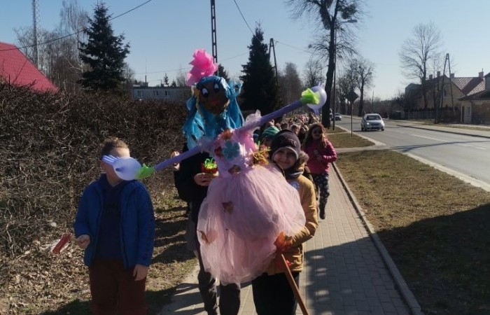 Wiosna to czas, kiedy
wszystko budzi się do życia,
świat z dnia na dzień robi się kolorowy.
21 marca uczniowie klas I - III pożegnali zimę i przywitali wiosnę. Każdy z niecierpliwością czekał na ten dzień. Wszyscy zaangażowali się w przygotowanie wiosennych strojów i Marzanny, zaś klasa 2a uświetniła ten czas krótkim przedstawieniem. Po występie pożegnaliśmy zimę wiosennym marszem. Było głośno, wesoło, ciepło i przyjemnie. Zrobionymi  przez siebie instrumentami uczniowie wystukali rytm i wspólnie odśpiewali piosenkę 