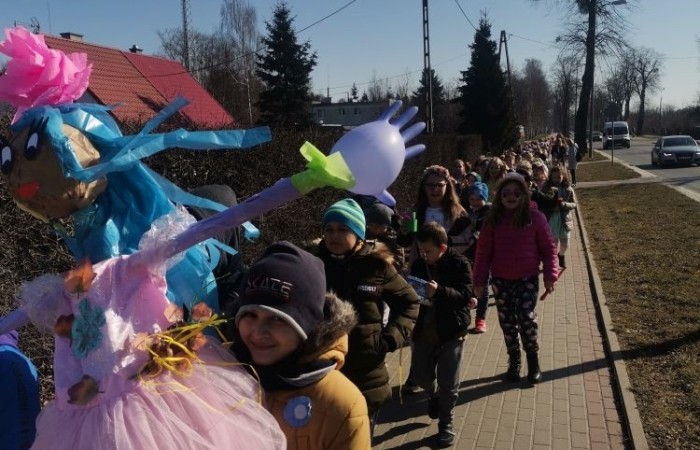 Wiosna to czas, kiedy
wszystko budzi się do życia,
świat z dnia na dzień robi się kolorowy.
21 marca uczniowie klas I - III pożegnali zimę i przywitali wiosnę. Każdy z niecierpliwością czekał na ten dzień. Wszyscy zaangażowali się w przygotowanie wiosennych strojów i Marzanny, zaś klasa 2a uświetniła ten czas krótkim przedstawieniem. Po występie pożegnaliśmy zimę wiosennym marszem. Było głośno, wesoło, ciepło i przyjemnie. Zrobionymi  przez siebie instrumentami uczniowie wystukali rytm i wspólnie odśpiewali piosenkę 