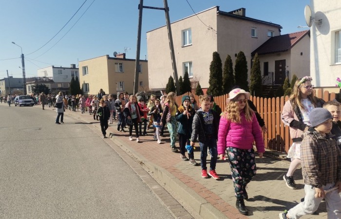 Wiosna to czas, kiedy
wszystko budzi się do życia,
świat z dnia na dzień robi się kolorowy.
21 marca uczniowie klas I - III pożegnali zimę i przywitali wiosnę. Każdy z niecierpliwością czekał na ten dzień. Wszyscy zaangażowali się w przygotowanie wiosennych strojów i Marzanny, zaś klasa 2a uświetniła ten czas krótkim przedstawieniem. Po występie pożegnaliśmy zimę wiosennym marszem. Było głośno, wesoło, ciepło i przyjemnie. Zrobionymi  przez siebie instrumentami uczniowie wystukali rytm i wspólnie odśpiewali piosenkę 