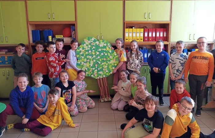 Wiosna to czas, kiedy
wszystko budzi się do życia,
świat z dnia na dzień robi się kolorowy.
21 marca uczniowie klas I - III pożegnali zimę i przywitali wiosnę. Każdy z niecierpliwością czekał na ten dzień. Wszyscy zaangażowali się w przygotowanie wiosennych strojów i Marzanny, zaś klasa 2a uświetniła ten czas krótkim przedstawieniem. Po występie pożegnaliśmy zimę wiosennym marszem. Było głośno, wesoło, ciepło i przyjemnie. Zrobionymi  przez siebie instrumentami uczniowie wystukali rytm i wspólnie odśpiewali piosenkę 