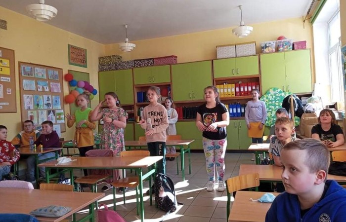 Wiosna to czas, kiedy
wszystko budzi się do życia,
świat z dnia na dzień robi się kolorowy.
21 marca uczniowie klas I - III pożegnali zimę i przywitali wiosnę. Każdy z niecierpliwością czekał na ten dzień. Wszyscy zaangażowali się w przygotowanie wiosennych strojów i Marzanny, zaś klasa 2a uświetniła ten czas krótkim przedstawieniem. Po występie pożegnaliśmy zimę wiosennym marszem. Było głośno, wesoło, ciepło i przyjemnie. Zrobionymi  przez siebie instrumentami uczniowie wystukali rytm i wspólnie odśpiewali piosenkę 