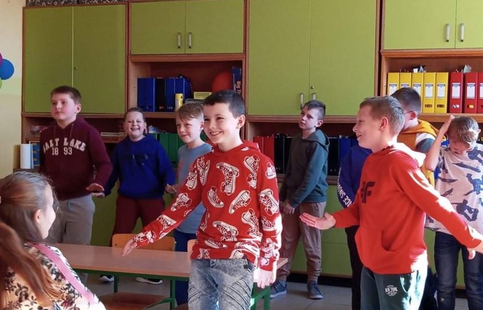 Wiosna to czas, kiedy
wszystko budzi się do życia,
świat z dnia na dzień robi się kolorowy.
21 marca uczniowie klas I - III pożegnali zimę i przywitali wiosnę. Każdy z niecierpliwością czekał na ten dzień. Wszyscy zaangażowali się w przygotowanie wiosennych strojów i Marzanny, zaś klasa 2a uświetniła ten czas krótkim przedstawieniem. Po występie pożegnaliśmy zimę wiosennym marszem. Było głośno, wesoło, ciepło i przyjemnie. Zrobionymi  przez siebie instrumentami uczniowie wystukali rytm i wspólnie odśpiewali piosenkę 