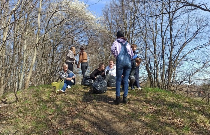 Z okazji Światowego Dnia Ziemi w naszej szkole odbyły się konkursy 
Matematyczny dla klas 4-8 