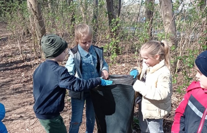Moja Ziemio ukochana
życzę słońca Ci od rana
czystej wody i powietrza
żebyś była coraz „lepsza”.
Pięknych pól i czystych lasów,
trochę chmurek, śpiewu ptaków,
pięknych kwiatów letnią porą
Boś Ty naszą jest podporą.
Bardzo wszyscy Cię kochamy
i się bardzo postaramy,
by najmniejszy skrawek Twój
czysty był, jak wody zdrój.
