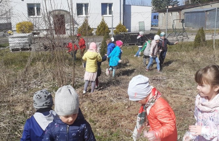 Moja Ziemio ukochana
życzę słońca Ci od rana
czystej wody i powietrza
żebyś była coraz „lepsza”.
Pięknych pól i czystych lasów,
trochę chmurek, śpiewu ptaków,
pięknych kwiatów letnią porą
Boś Ty naszą jest podporą.
Bardzo wszyscy Cię kochamy
i się bardzo postaramy,
by najmniejszy skrawek Twój
czysty był, jak wody zdrój.
