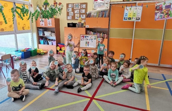 Moja Ziemio ukochana
życzę słońca Ci od rana
czystej wody i powietrza
żebyś była coraz „lepsza”.
Pięknych pól i czystych lasów,
trochę chmurek, śpiewu ptaków,
pięknych kwiatów letnią porą
Boś Ty naszą jest podporą.
Bardzo wszyscy Cię kochamy
i się bardzo postaramy,
by najmniejszy skrawek Twój
czysty był, jak wody zdrój.
