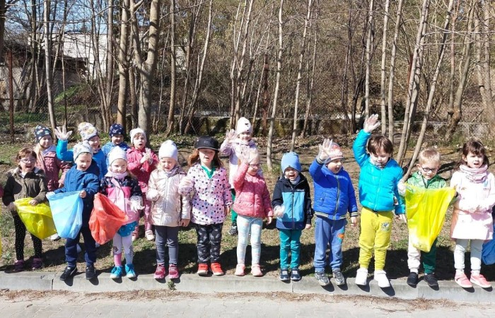 Moja Ziemio ukochana
życzę słońca Ci od rana
czystej wody i powietrza
żebyś była coraz „lepsza”.
Pięknych pól i czystych lasów,
trochę chmurek, śpiewu ptaków,
pięknych kwiatów letnią porą
Boś Ty naszą jest podporą.
Bardzo wszyscy Cię kochamy
i się bardzo postaramy,
by najmniejszy skrawek Twój
czysty był, jak wody zdrój.
