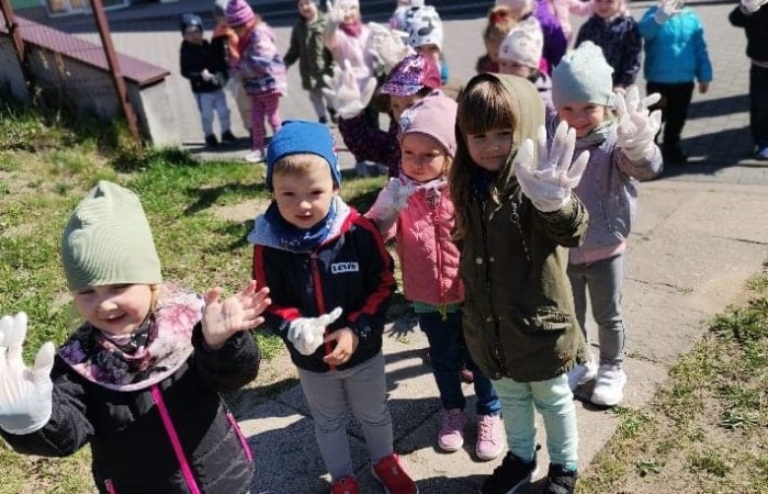 Moja Ziemio ukochana
życzę słońca Ci od rana
czystej wody i powietrza
żebyś była coraz „lepsza”.
Pięknych pól i czystych lasów,
trochę chmurek, śpiewu ptaków,
pięknych kwiatów letnią porą
Boś Ty naszą jest podporą.
Bardzo wszyscy Cię kochamy
i się bardzo postaramy,
by najmniejszy skrawek Twój
czysty był, jak wody zdrój.

