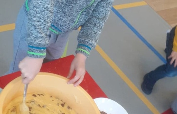 12 kwietnia nasze przedszkolaki obchodziły chyba najsłodsze święto w całym roku, a mianowicie dzień czekolady. Dzieci dowiedziały się, jak powstaje ten smakołyk, a także próbowały różnych rodzajów czekolad. Ponieważ w tym roku czekoladowe święto przypadło tuż przed Wielkanocą, wykorzystaliśmy ją przy produkcji naszych własnych wypieków. Musimy nieskromnie przyznać, że udały się znakomicie i smakowicie  :)