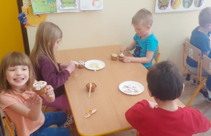 12 kwietnia nasze przedszkolaki obchodziły chyba najsłodsze święto w całym roku, a mianowicie dzień czekolady. Dzieci dowiedziały się, jak powstaje ten smakołyk, a także próbowały różnych rodzajów czekolad. Ponieważ w tym roku czekoladowe święto przypadło tuż przed Wielkanocą, wykorzystaliśmy ją przy produkcji naszych własnych wypieków. Musimy nieskromnie przyznać, że udały się znakomicie i smakowicie  :)