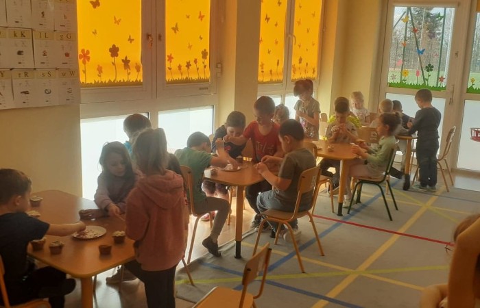 12 kwietnia nasze przedszkolaki obchodziły chyba najsłodsze święto w całym roku, a mianowicie dzień czekolady. Dzieci dowiedziały się, jak powstaje ten smakołyk, a także próbowały różnych rodzajów czekolad. Ponieważ w tym roku czekoladowe święto przypadło tuż przed Wielkanocą, wykorzystaliśmy ją przy produkcji naszych własnych wypieków. Musimy nieskromnie przyznać, że udały się znakomicie i smakowicie  :)