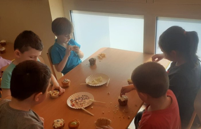 12 kwietnia nasze przedszkolaki obchodziły chyba najsłodsze święto w całym roku, a mianowicie dzień czekolady. Dzieci dowiedziały się, jak powstaje ten smakołyk, a także próbowały różnych rodzajów czekolad. Ponieważ w tym roku czekoladowe święto przypadło tuż przed Wielkanocą, wykorzystaliśmy ją przy produkcji naszych własnych wypieków. Musimy nieskromnie przyznać, że udały się znakomicie i smakowicie  :)