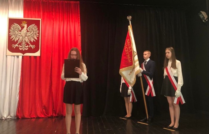 Uznaje się, że 14 kwietnia 966 roku Mieszko I przyjął chrzest, który stał się początkiem stopniowego procesu chrystianizacji naszego narodu . Wydarzenie to miało ogromne znaczenie dla dalszych dziejów Polski. Mieszko I został zrównany z innymi władcami chrześcijańskiej Europy, dzięki czemu odtąd łatwiej mu było nawiązywać kontakty polityczne i kulturalne. Przybywający do Polski duchowni potrafili pisać i czytać, dlatego też zajęli się prowadzeniem kancelarii książęcej, pomagali w zarządzaniu państwem, zakładali pierwsze szkoły oraz wnosili w życie kraju zdobycze cywilizacyjne i duchowe chrześcijańskiego zachodu.