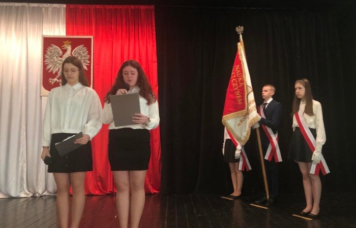 Uznaje się, że 14 kwietnia 966 roku Mieszko I przyjął chrzest, który stał się początkiem stopniowego procesu chrystianizacji naszego narodu . Wydarzenie to miało ogromne znaczenie dla dalszych dziejów Polski. Mieszko I został zrównany z innymi władcami chrześcijańskiej Europy, dzięki czemu odtąd łatwiej mu było nawiązywać kontakty polityczne i kulturalne. Przybywający do Polski duchowni potrafili pisać i czytać, dlatego też zajęli się prowadzeniem kancelarii książęcej, pomagali w zarządzaniu państwem, zakładali pierwsze szkoły oraz wnosili w życie kraju zdobycze cywilizacyjne i duchowe chrześcijańskiego zachodu.