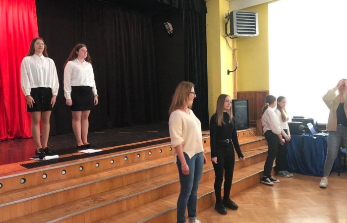 Uznaje się, że 14 kwietnia 966 roku Mieszko I przyjął chrzest, który stał się początkiem stopniowego procesu chrystianizacji naszego narodu . Wydarzenie to miało ogromne znaczenie dla dalszych dziejów Polski. Mieszko I został zrównany z innymi władcami chrześcijańskiej Europy, dzięki czemu odtąd łatwiej mu było nawiązywać kontakty polityczne i kulturalne. Przybywający do Polski duchowni potrafili pisać i czytać, dlatego też zajęli się prowadzeniem kancelarii książęcej, pomagali w zarządzaniu państwem, zakładali pierwsze szkoły oraz wnosili w życie kraju zdobycze cywilizacyjne i duchowe chrześcijańskiego zachodu.