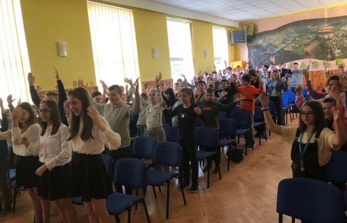 W celu uczczenia tej daty, w 2019 roku Sejm ustanowił 14 kwietnia państwowym Świętem Chrztu Polski. Z tej to właśnie okazji Samorząd Uczniowski klas IV-VIII, we współpracy z opiekunem pocztu sztandarowego, przygotował uroczystą akademię. Uczniowie odśpiewali hymn narodowy, obejrzeli prezentację oraz przypomnieli sobie początki historii państwa polskiego za sprawą krótkich filmików dotyczących, m.in. słowiańskich wierzeń, ceremonii przyjęcia chrztu przez Mieszka I oraz życia i męczeńskiej śmierci św. Wojciecha. Zwieńczeniem uroczystości było wspólne zaśpiewanie utworu Jesteś królem.