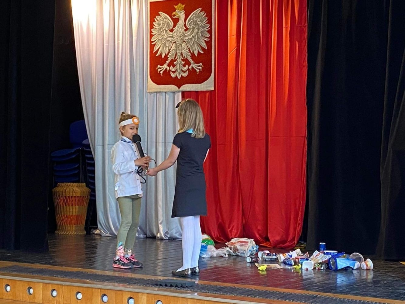 22 kwietnia obchodzimy Dzień Ziemi.  Z tej okazji uczniowie klas 1-3 wzięli udział w zabawach i konkursach, mających na celu pogłębianie wiedzy na temat ochrony środowiska  i naszej planety. Klasy 1a i 1b przygotowały krótka scenkę na temat segregacji śmieci.  Każda grupa wykonała przepiękną pracę plastyczną  „Planeta Ziemia”. Był też pokaz mody ekologicznej. Na wybiegu zaprezentowano kreacje,  wykonane z materiałów wtórnych.  Ich projektanci wykazali się wielką pomysłowością.  Na koniec dzieci zaprezentowały wyniki konkursu na najdłuższego węża zbudowanego z plastikowych butelek. Najdłuższy wąż miał aż 14m. Okazało się, że uczniowie świetnie potrafią segregować śmieci, a zatem nie musimy się martwić o przyszłość naszej.