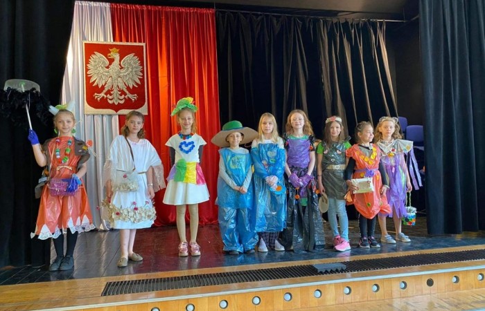 22 kwietnia obchodzimy Dzień Ziemi.  Z tej okazji uczniowie klas 1-3 wzięli udział w zabawach i konkursach, mających na celu pogłębianie wiedzy na temat ochrony środowiska  i naszej planety. Klasy 1a i 1b przygotowały krótka scenkę na temat segregacji śmieci.  Każda grupa wykonała przepiękną pracę plastyczną  „Planeta Ziemia”. Był też pokaz mody ekologicznej. Na wybiegu zaprezentowano kreacje,  wykonane z materiałów wtórnych.  Ich projektanci wykazali się wielką pomysłowością.  Na koniec dzieci zaprezentowały wyniki konkursu na najdłuższego węża zbudowanego z plastikowych butelek. Najdłuższy wąż miał aż 14m. Okazało się, że uczniowie świetnie potrafią segregować śmieci, a zatem nie musimy się martwić o przyszłość naszej.