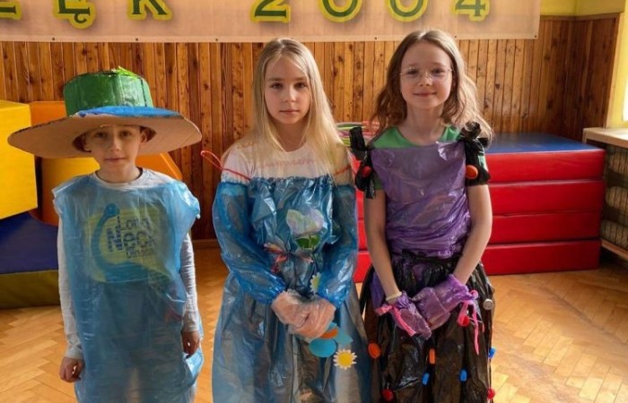 22 kwietnia obchodzimy Dzień Ziemi.  Z tej okazji uczniowie klas 1-3 wzięli udział w zabawach i konkursach, mających na celu pogłębianie wiedzy na temat ochrony środowiska  i naszej planety. Klasy 1a i 1b przygotowały krótka scenkę na temat segregacji śmieci.  Każda grupa wykonała przepiękną pracę plastyczną  „Planeta Ziemia”. Był też pokaz mody ekologicznej. Na wybiegu zaprezentowano kreacje,  wykonane z materiałów wtórnych.  Ich projektanci wykazali się wielką pomysłowością.  Na koniec dzieci zaprezentowały wyniki konkursu na najdłuższego węża zbudowanego z plastikowych butelek. Najdłuższy wąż miał aż 14m. Okazało się, że uczniowie świetnie potrafią segregować śmieci, a zatem nie musimy się martwić o przyszłość naszej.