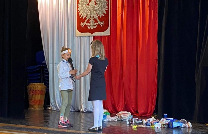 22 kwietnia obchodzimy Dzień Ziemi.  Z tej okazji uczniowie klas 1-3 wzięli udział w zabawach i konkursach, mających na celu pogłębianie wiedzy na temat ochrony środowiska  i naszej planety. Klasy 1a i 1b przygotowały krótka scenkę na temat segregacji śmieci.  Każda grupa wykonała przepiękną pracę plastyczną  „Planeta Ziemia”. Był też pokaz mody ekologicznej. Na wybiegu zaprezentowano kreacje,  wykonane z materiałów wtórnych.  Ich projektanci wykazali się wielką pomysłowością.  Na koniec dzieci zaprezentowały wyniki konkursu na najdłuższego węża zbudowanego z plastikowych butelek. Najdłuższy wąż miał aż 14m. Okazało się, że uczniowie świetnie potrafią segregować śmieci, a zatem nie musimy się martwić o przyszłość naszej.