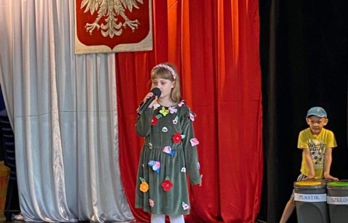 22 kwietnia obchodzimy Dzień Ziemi.  Z tej okazji uczniowie klas 1-3 wzięli udział w zabawach i konkursach, mających na celu pogłębianie wiedzy na temat ochrony środowiska  i naszej planety. Klasy 1a i 1b przygotowały krótka scenkę na temat segregacji śmieci.  Każda grupa wykonała przepiękną pracę plastyczną  „Planeta Ziemia”. Był też pokaz mody ekologicznej. Na wybiegu zaprezentowano kreacje,  wykonane z materiałów wtórnych.  Ich projektanci wykazali się wielką pomysłowością.  Na koniec dzieci zaprezentowały wyniki konkursu na najdłuższego węża zbudowanego z plastikowych butelek. Najdłuższy wąż miał aż 14m. Okazało się, że uczniowie świetnie potrafią segregować śmieci, a zatem nie musimy się martwić o przyszłość naszej.