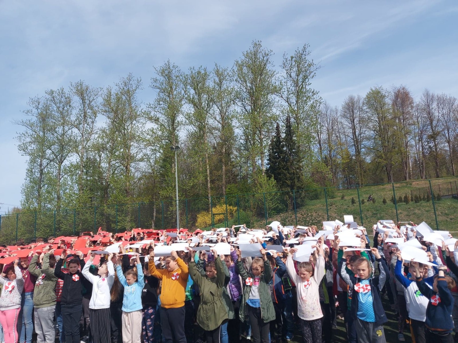 Dnia 4 maja w naszej szkole odbyło się uroczyste świętowanie obchodów uchwalenia Konstytucji 3-go Maja. Każda klasa przygotowała plakat poświęcony konstytucji, natomiast klasy młodsze tworzyły flagi Polski. Zgodnie z tradycją wolontariusze rozdali kotyliony patriotyczne. Następnie udaliśmy się całą społecznością szkolną na orlik, gdzie odbył się uroczysty apel oraz tworzyliśmy “żywą flagę”. Nasza szkoła, jak co roku, upamiętniła 3-go Maja w wyjątkowy sposób. Jest to dzień o którym pamiętać powinni wszyscy Polacy. 