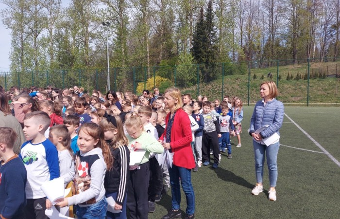 Dnia 4 maja w naszej szkole odbyło się uroczyste świętowanie obchodów uchwalenia Konstytucji 3-go Maja. Każda klasa przygotowała plakat poświęcony konstytucji, natomiast klasy młodsze tworzyły flagi Polski. Zgodnie z tradycją wolontariusze rozdali kotyliony patriotyczne. Następnie udaliśmy się całą społecznością szkolną na orlik, gdzie odbył się uroczysty apel oraz tworzyliśmy “żywą flagę”. Nasza szkoła, jak co roku, upamiętniła 3-go Maja w wyjątkowy sposób. Jest to dzień o którym pamiętać powinni wszyscy Polacy. 