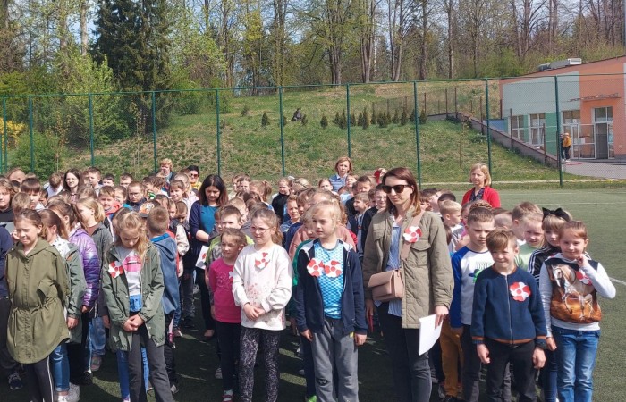 Dnia 4 maja w naszej szkole odbyło się uroczyste świętowanie obchodów uchwalenia Konstytucji 3-go Maja. Każda klasa przygotowała plakat poświęcony konstytucji, natomiast klasy młodsze tworzyły flagi Polski. Zgodnie z tradycją wolontariusze rozdali kotyliony patriotyczne. Następnie udaliśmy się całą społecznością szkolną na orlik, gdzie odbył się uroczysty apel oraz tworzyliśmy “żywą flagę”. Nasza szkoła, jak co roku, upamiętniła 3-go Maja w wyjątkowy sposób. Jest to dzień o którym pamiętać powinni wszyscy Polacy. 