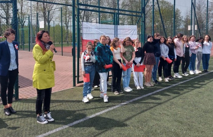 Na koniec uroczystości Pani wicedyrektor Anetta Daszkowska podsumowała osiągnięcia uczniów  : zajęcie II miejsca przez uczniów klasy 5a w Powiatowym Turnieju  BRD, Oliwii Pietkiewicz z klasy 6a za zajęcie II miejsca w Międzyszkolnym Konkursie Polonistycznym „Liga Młodych Humanistów” oraz aktywny udział w akcjach charytatywnych Szkolnego Klubu Wolontariatu.