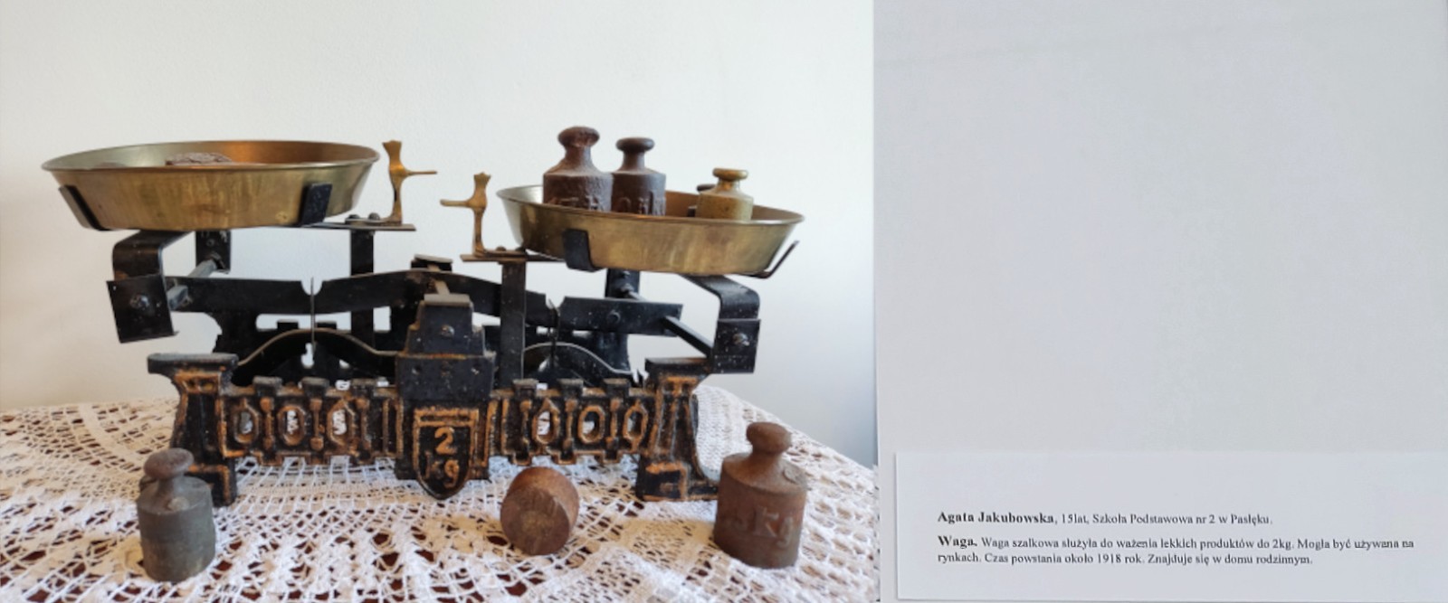 14 maja w Pałacu Młodzieży w Olsztynie została otwarta wystawa podsumowującą VIII Wojewódzki Konkurs Fotograficzny „Mój zabytek”. Celem konkursu jest rozwijanie fascynacji młodzieży historią, różnorodnością kulturową, postaciami oraz faktami związanymi z regionem Warmii i Mazur.W ramach konkursu wpłynęło 405 prac 102 autorów, natomiast do wystawy zakwalifikowało się 30 prac 20 autorów.
Z ogromną dumą informujemy, iż w  kategorii wiekowej 10-14 lat, wyróżnienie otrzymała również uczennica naszej szkoły Weronika Jakubowska za pracę pt. „Chemia”. W kategorii wiekowej 15-20 lat do wystawy zakwalifikowała się również praca uczennicy klasy 8 c, Agaty Jakubowskiej pt. „Waga”. Uroczystość zaszczyciła i nagrody wręczyła Wiceprezydent Olsztyna Pani Ewa Monika Kaliszuk, która poza pracą zawodową przez ponad ćwierć wieku działa w dziedzinie kultury. Finał konkursu fotograficznego „MÓJ ZABYTEK” uświetniły wokalistki z pracowni wokalu olsztyńskiego Pałacu Młodzieży.
Gratulujemy i zapraszamy do kolejnych edycji konkursy ?
