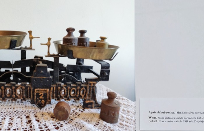 14 maja w Pałacu Młodzieży w Olsztynie została otwarta wystawa podsumowującą VIII Wojewódzki Konkurs Fotograficzny „Mój zabytek”. Celem konkursu jest rozwijanie fascynacji młodzieży historią, różnorodnością kulturową, postaciami oraz faktami związanymi z regionem Warmii i Mazur.W ramach konkursu wpłynęło 405 prac 102 autorów, natomiast do wystawy zakwalifikowało się 30 prac 20 autorów.
Z ogromną dumą informujemy, iż w  kategorii wiekowej 10-14 lat, wyróżnienie otrzymała również uczennica naszej szkoły Weronika Jakubowska za pracę pt. „Chemia”. W kategorii wiekowej 15-20 lat do wystawy zakwalifikowała się również praca uczennicy klasy 8 c, Agaty Jakubowskiej pt. „Waga”. Uroczystość zaszczyciła i nagrody wręczyła Wiceprezydent Olsztyna Pani Ewa Monika Kaliszuk, która poza pracą zawodową przez ponad ćwierć wieku działa w dziedzinie kultury. Finał konkursu fotograficznego „MÓJ ZABYTEK” uświetniły wokalistki z pracowni wokalu olsztyńskiego Pałacu Młodzieży.
Gratulujemy i zapraszamy do kolejnych edycji konkursy ?
