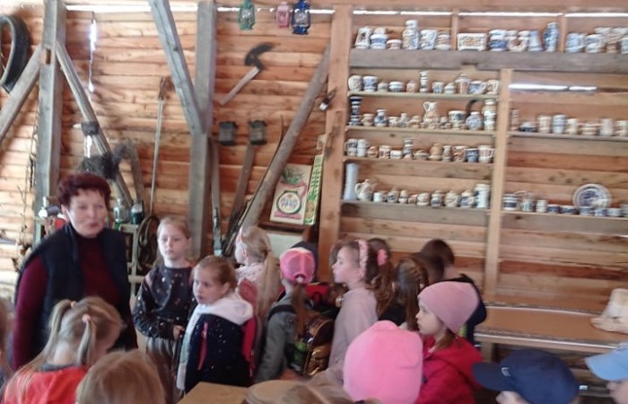 Nasze przedszkolaki po dłuższej przerwie w dobie pandemii wybrały się na wycieczkę do Sąp.
Wyjazd bardzo zbliżył nas do czasów kiedy to ludzie żyli w klimacie na łonie natury.                           Poznaliśmy obyczaje, życie oraz prace ludzi na wsi. W wiejskiej zagrodzie przebywały zwierzęta które mogliśmy zobaczyć oraz nakarmić. Dzieci bardzo uważnie zainteresowały się zwierzakami.
Wycieczka bardzo nam się podobała i przybliżyła tematom związanym z życiem na wsi.
Na pewno tam wrócimy… :)
