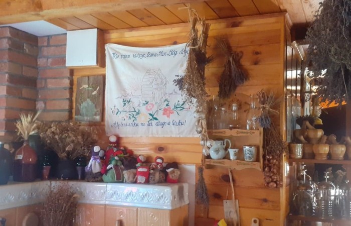 Nasze przedszkolaki po dłuższej przerwie w dobie pandemii wybrały się na wycieczkę do Sąp.
Wyjazd bardzo zbliżył nas do czasów kiedy to ludzie żyli w klimacie na łonie natury.                           Poznaliśmy obyczaje, życie oraz prace ludzi na wsi. W wiejskiej zagrodzie przebywały zwierzęta które mogliśmy zobaczyć oraz nakarmić. Dzieci bardzo uważnie zainteresowały się zwierzakami.
Wycieczka bardzo nam się podobała i przybliżyła tematom związanym z życiem na wsi.
Na pewno tam wrócimy… :)
