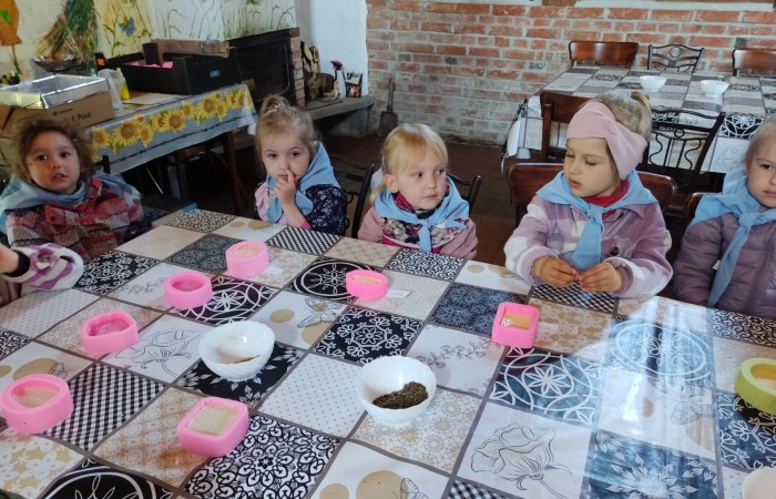 Nasze przedszkolaki po dłuższej przerwie w dobie pandemii wybrały się na wycieczkę do Sąp.
Wyjazd bardzo zbliżył nas do czasów kiedy to ludzie żyli w klimacie na łonie natury.                           Poznaliśmy obyczaje, życie oraz prace ludzi na wsi. W wiejskiej zagrodzie przebywały zwierzęta które mogliśmy zobaczyć oraz nakarmić. Dzieci bardzo uważnie zainteresowały się zwierzakami.
Wycieczka bardzo nam się podobała i przybliżyła tematom związanym z życiem na wsi.
Na pewno tam wrócimy… :)
