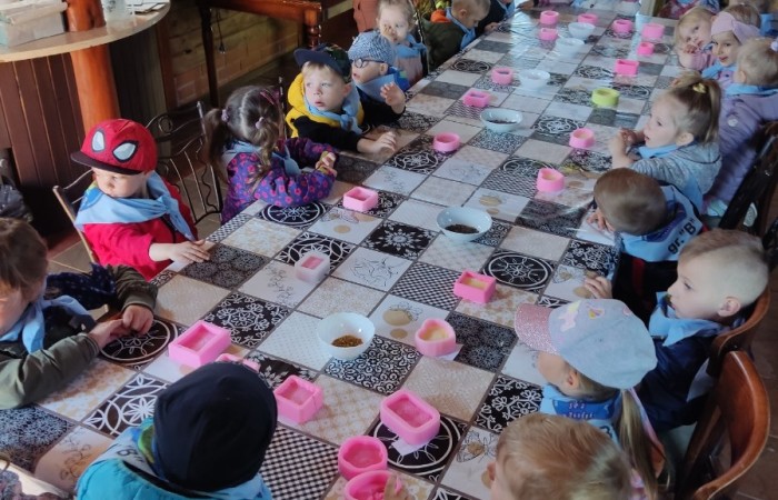 Nasze przedszkolaki po dłuższej przerwie w dobie pandemii wybrały się na wycieczkę do Sąp.
Wyjazd bardzo zbliżył nas do czasów kiedy to ludzie żyli w klimacie na łonie natury.                           Poznaliśmy obyczaje, życie oraz prace ludzi na wsi. W wiejskiej zagrodzie przebywały zwierzęta które mogliśmy zobaczyć oraz nakarmić. Dzieci bardzo uważnie zainteresowały się zwierzakami.
Wycieczka bardzo nam się podobała i przybliżyła tematom związanym z życiem na wsi.
Na pewno tam wrócimy… :)
