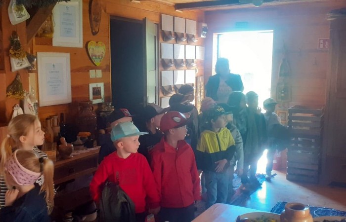 Nasze przedszkolaki po dłuższej przerwie w dobie pandemii wybrały się na wycieczkę do Sąp.
Wyjazd bardzo zbliżył nas do czasów kiedy to ludzie żyli w klimacie na łonie natury.                           Poznaliśmy obyczaje, życie oraz prace ludzi na wsi. W wiejskiej zagrodzie przebywały zwierzęta które mogliśmy zobaczyć oraz nakarmić. Dzieci bardzo uważnie zainteresowały się zwierzakami.
Wycieczka bardzo nam się podobała i przybliżyła tematom związanym z życiem na wsi.
Na pewno tam wrócimy… :)
