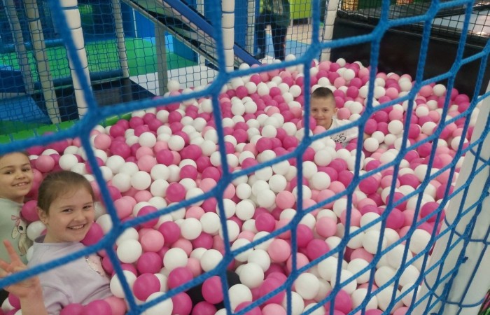 W dniu 22 kwietnia kasa I B wyjechała na długo wyczekiwaną wycieczkę do Elbląga.

Wizytę zapoczątkowała zabawa w „Parku Piekarczyka”, gdzie dzieci mogły się wyszaleć, zapominając o szkolnej codzienności. Zabawom nie było końca. Po dwóch intensywnie spędzonych godzinach, gdy już wszyscy zgłodnieli, udaliśmy się do położonej nieopodal pizzerii „AMORE MIO”. Uczniowie wcieli się w szefów kuchni, poznając kolejne etapy przygotowania najbardziej znanej włoskiej potrawy. Własnoręcznie wykonane pizze smakowały rewelacyjnie. Wszyscy byli dumni ze swoich kulinarnych „dzieł”.

Najedzeni zwiedziliśmy elbląską starówkę, poznając jej zabytki architektoniczne. Największe  wrażenie wywarła górująca na wszystkimi budynkami  katedra św. Mikołaja.
Zmęczeni ale zadowoleni wróciliśmy do szkoły.