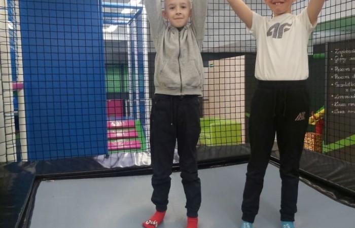 W dniu 22 kwietnia kasa I B wyjechała na długo wyczekiwaną wycieczkę do Elbląga.

Wizytę zapoczątkowała zabawa w „Parku Piekarczyka”, gdzie dzieci mogły się wyszaleć, zapominając o szkolnej codzienności. Zabawom nie było końca. Po dwóch intensywnie spędzonych godzinach, gdy już wszyscy zgłodnieli, udaliśmy się do położonej nieopodal pizzerii „AMORE MIO”. Uczniowie wcieli się w szefów kuchni, poznając kolejne etapy przygotowania najbardziej znanej włoskiej potrawy. Własnoręcznie wykonane pizze smakowały rewelacyjnie. Wszyscy byli dumni ze swoich kulinarnych „dzieł”.

Najedzeni zwiedziliśmy elbląską starówkę, poznając jej zabytki architektoniczne. Największe  wrażenie wywarła górująca na wszystkimi budynkami  katedra św. Mikołaja.
Zmęczeni ale zadowoleni wróciliśmy do szkoły.