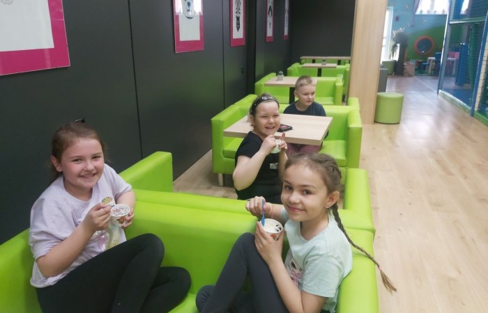 W dniu 22 kwietnia kasa I B wyjechała na długo wyczekiwaną wycieczkę do Elbląga.

Wizytę zapoczątkowała zabawa w „Parku Piekarczyka”, gdzie dzieci mogły się wyszaleć, zapominając o szkolnej codzienności. Zabawom nie było końca. Po dwóch intensywnie spędzonych godzinach, gdy już wszyscy zgłodnieli, udaliśmy się do położonej nieopodal pizzerii „AMORE MIO”. Uczniowie wcieli się w szefów kuchni, poznając kolejne etapy przygotowania najbardziej znanej włoskiej potrawy. Własnoręcznie wykonane pizze smakowały rewelacyjnie. Wszyscy byli dumni ze swoich kulinarnych „dzieł”.

Najedzeni zwiedziliśmy elbląską starówkę, poznając jej zabytki architektoniczne. Największe  wrażenie wywarła górująca na wszystkimi budynkami  katedra św. Mikołaja.
Zmęczeni ale zadowoleni wróciliśmy do szkoły.